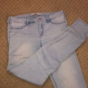 Hollister Light Wash Jeans!! Size 7L!!